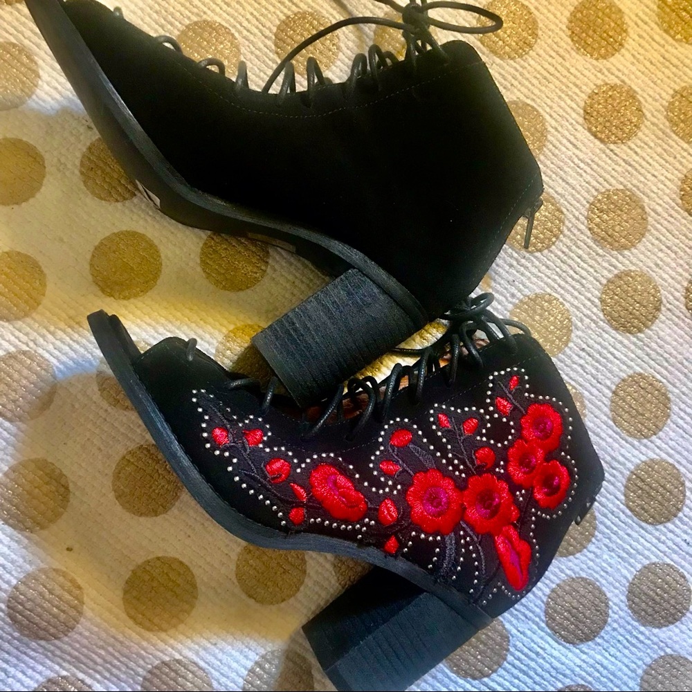 Women’s Tie-up Boots